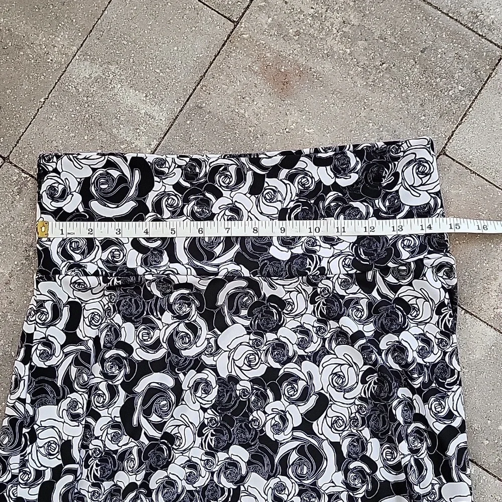 LuLaRoe Black and White Rose Print Flowy Simply Comfortable Midi Skirt Sz M - Picture 6 of 7